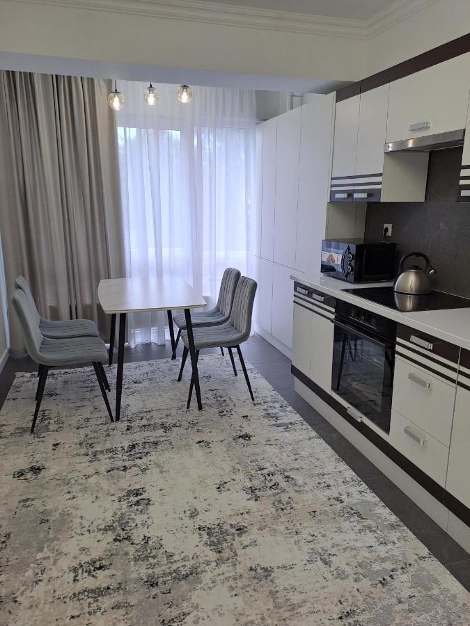 Airport 24&24 Car Parking Apartment คีชีเนา ภายนอก รูปภาพ